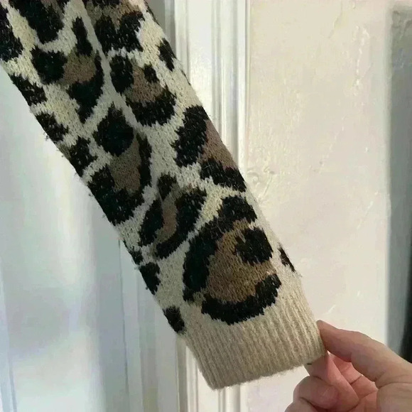 Line & Dot Cheetah Print Cardigan Sweater XS Soft Acrylic Blend, for Fall - Picture 5 of 8
